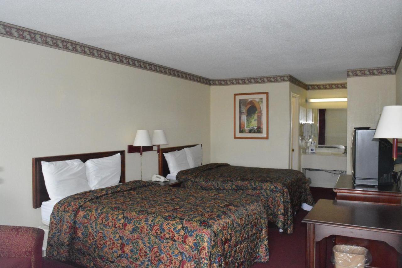 Knights Inn Hurricane Mills Bagian luar foto