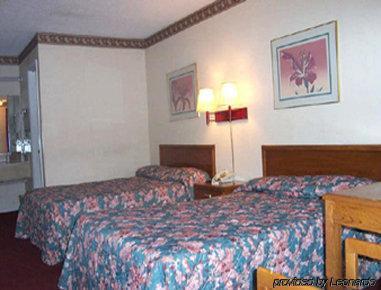 Knights Inn Hurricane Mills Ruang foto