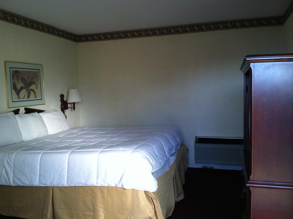 Knights Inn Hurricane Mills Bagian luar foto