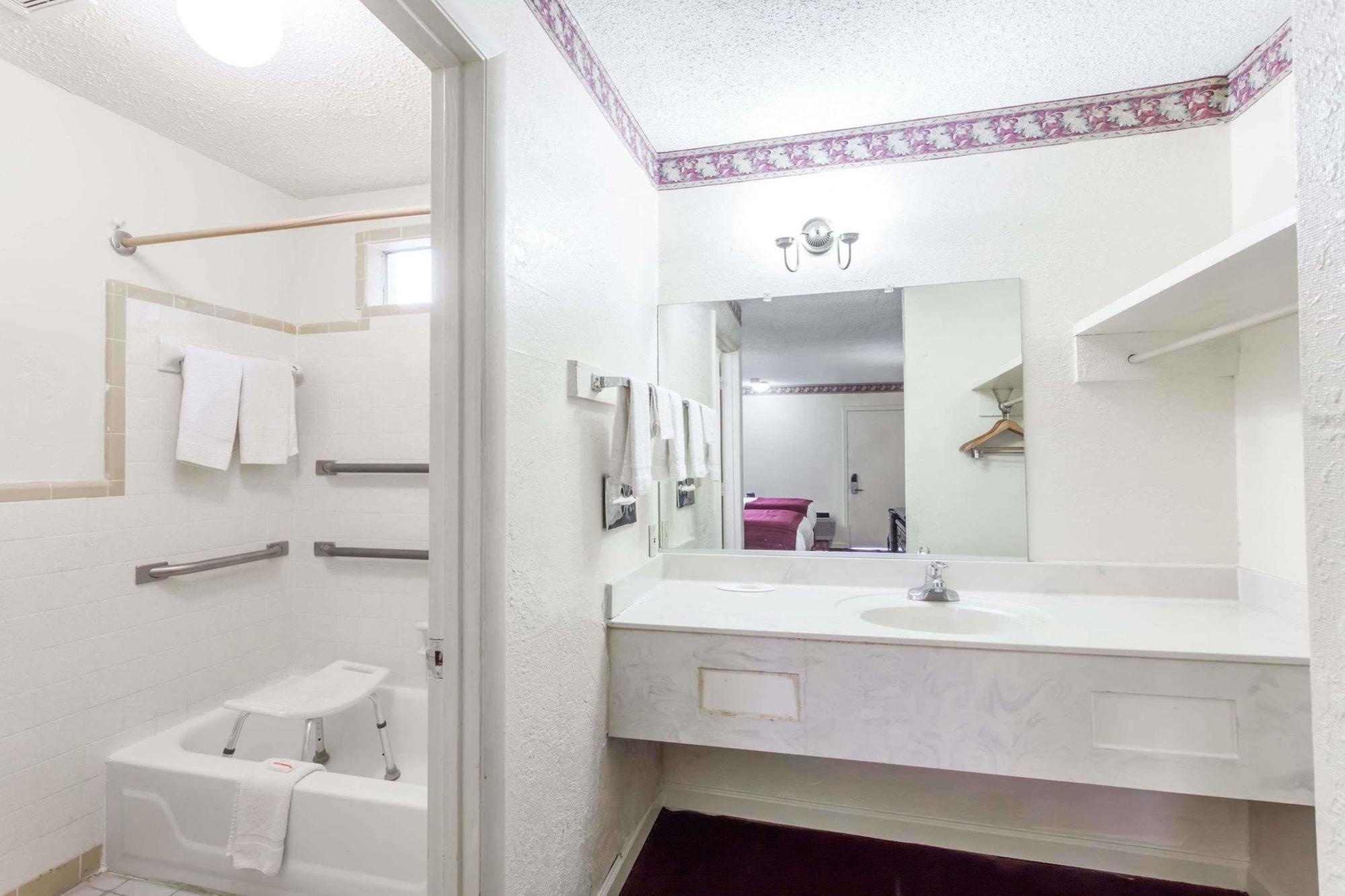 Knights Inn Hurricane Mills Bagian luar foto